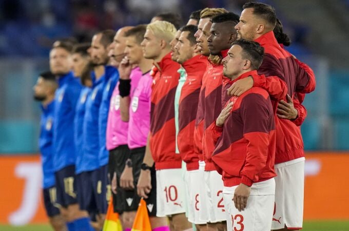 Las selecciones de Suiza e Italia, antes de disputar su partido, correspondiente a la segunda jornada del grupo A de la Eurocopa