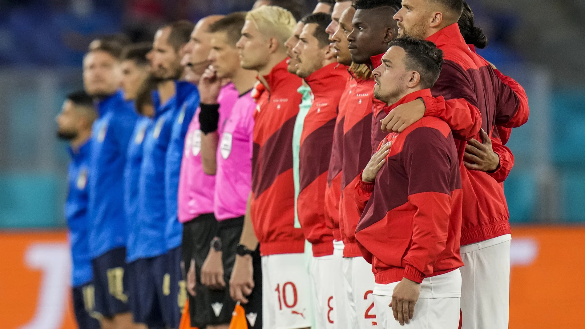 Las selecciones de Suiza e Italia, antes de disputar su partido, correspondiente a la segunda jornada del grupo A de la Eurocopa