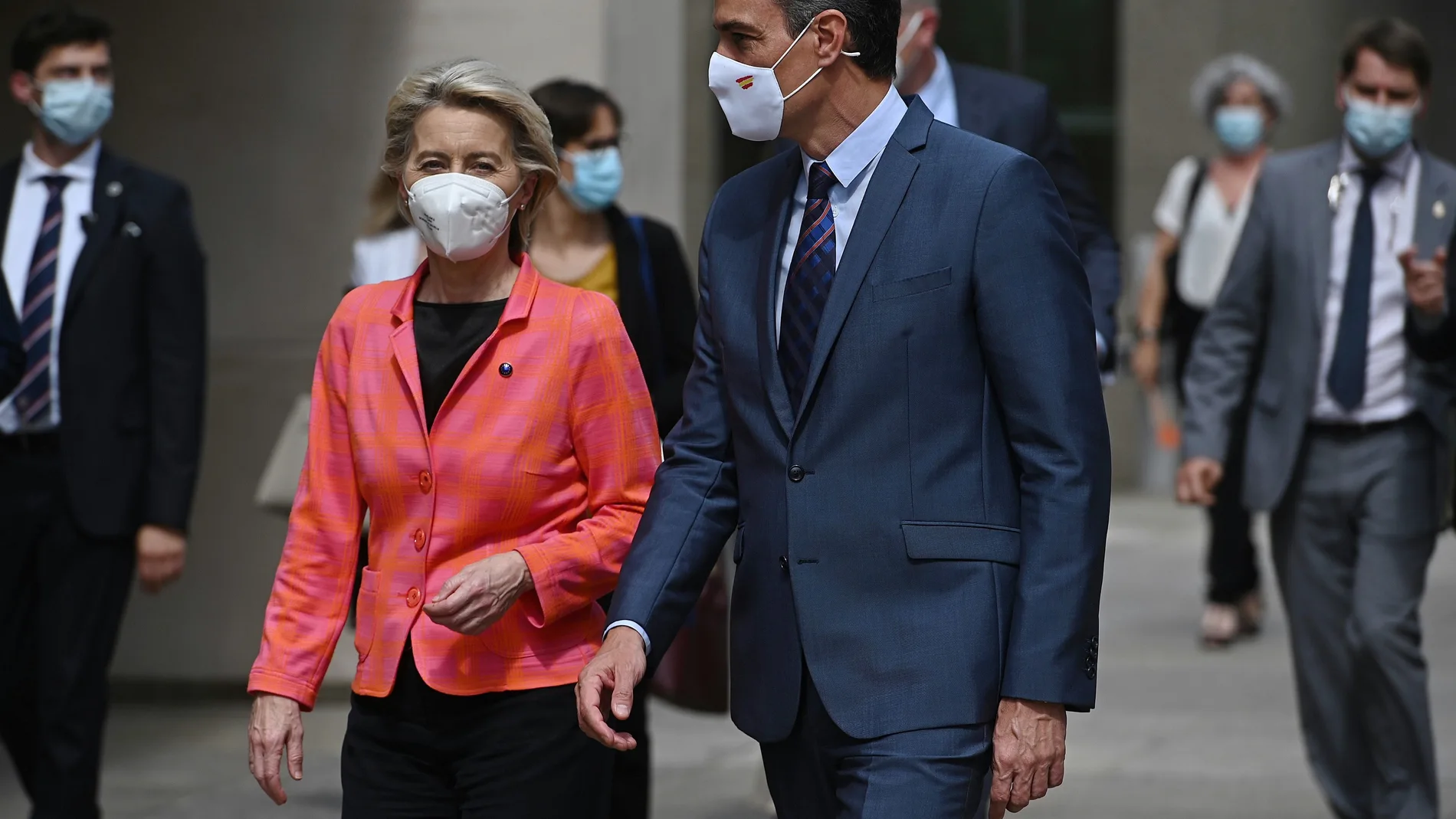 El presidente del Gobierno, Pedro Sánchez, recibe a la presidenta de la Comisión Europea, Ursula von der Leyen, hoy, en la sede de Red Eléctrica Española en Madrid