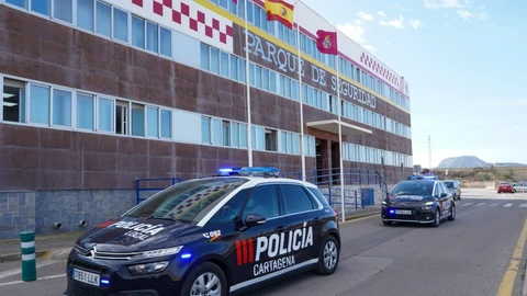 Vehículos de la Policía Local de Cartagena, frente al Parque de Seguridad