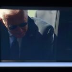 El presidente de los Estados Unidos, Joe Biden, se mete en su limusina en el aeropuerto de Cointrin antes de la reunión de con su homólogo ruso Vladimir Putin