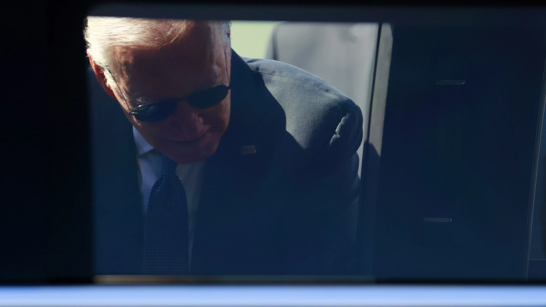 El presidente de los Estados Unidos, Joe Biden, se mete en su limusina en el aeropuerto de Cointrin antes de la reunión de con su homólogo ruso Vladimir Putin