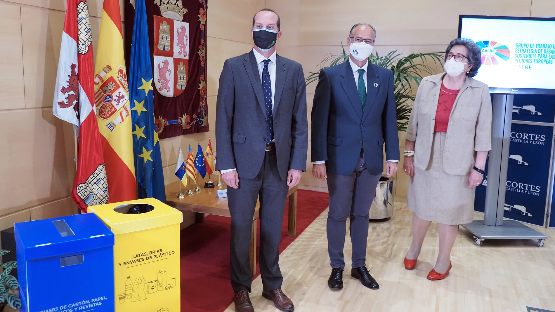 El presidente de las Cortes de Castilla y León, Luis Fuentes, preside la primera reunión del Grupo de Trabajo "Estrategia para el Desarrollo Sostenible de las Regiones Europeas" , a la que asisten Arturo de Lafuente, de Eurostat; de María del Rosario Heras, presidenta del Consejo Asesor de AEICE; y de Ángel Hervella, de Ecoembes.