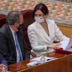 La presidenta en funciones de la Comunidad de Madrid, Isabel Díaz Ayuso, conversa con el consejero de Educación y Juventud y portavoz del Gobierno en funciones, Enrique Ossorio