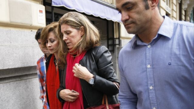 Sergio Ríos acompaña la esposa de Bárcenas en la puerta de su domicilio en Madrid.