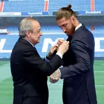 Sergio Ramos y el presidente del Real Madrid, Florentino Pérez, durante el acto de homenaje y despedida del jugador