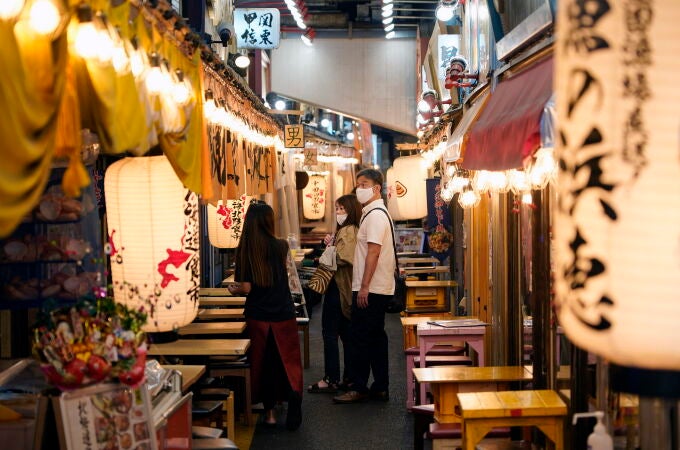 Tokyo (Japan), 17/06/2021.- Passersby walk through a narrow alley between restaurants in Tokyo, Japan, 17 June 2021, the day the government decided to lift in nine prefectures including Tokyo the COVID-19 state of emergency, which is due to end on 20 June 2021. The government also decided to keep restrictions to avoid a rebound of infections before the Tokyo Olympics. (Japón, Tokio) EFE/EPA/FRANCK ROBICHON