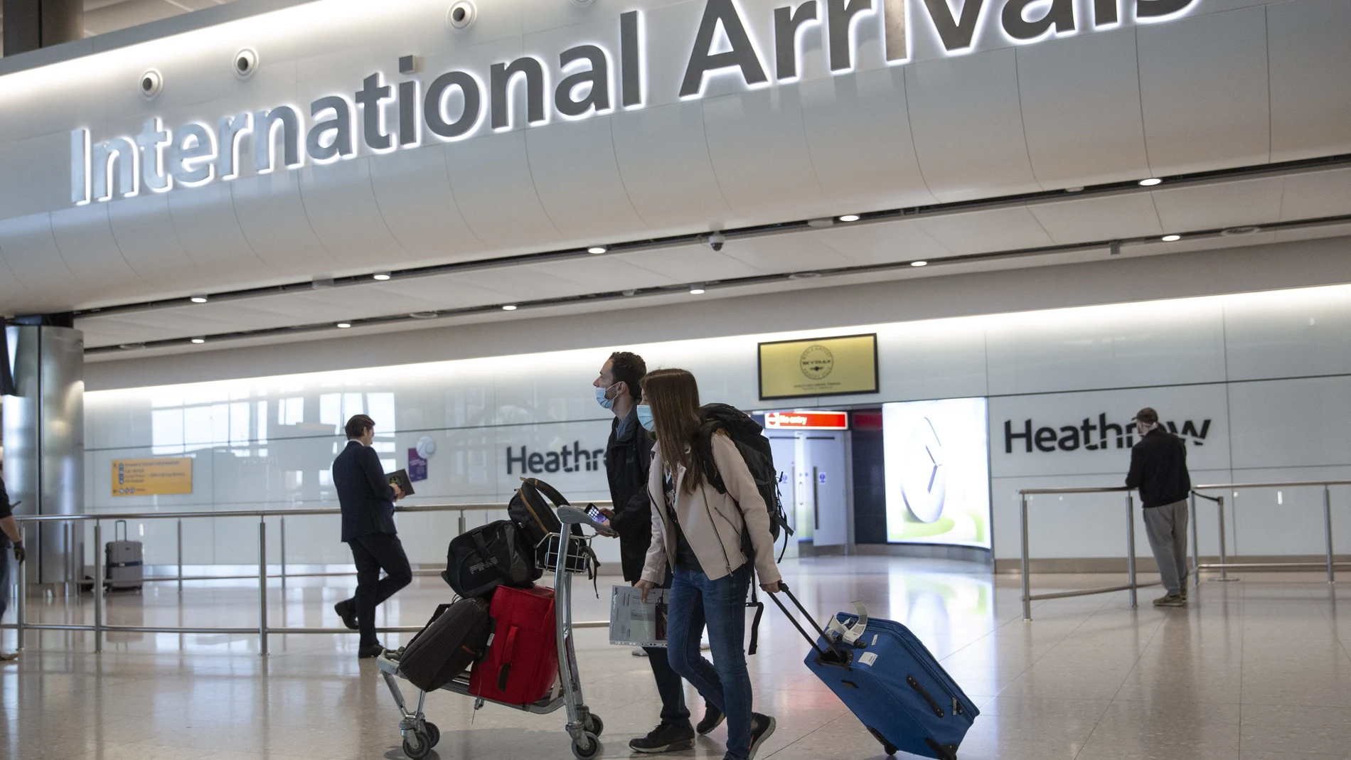 Pasajeros con sus maletas en el aeropuerto Heathrow de Londres