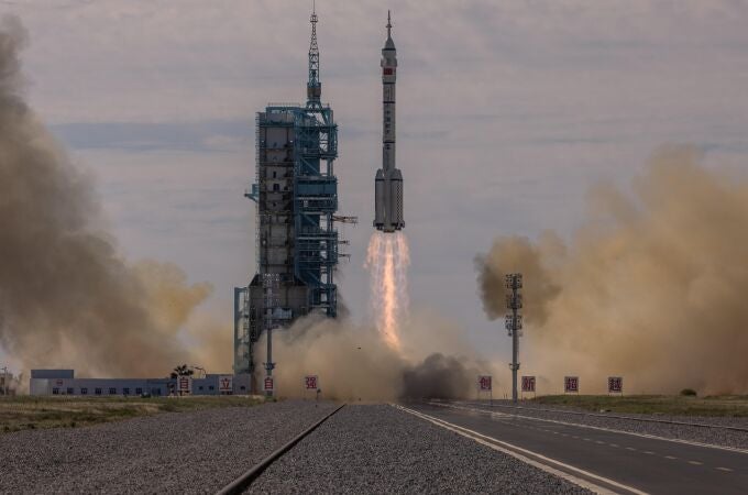 El cohete Larga Marcha 2F despega para transportar la nave Shenzhou-12 al espacio, en el Centro de Lanzamiento de Satelites de Jiuquan, en el desierto de Gobi (China).