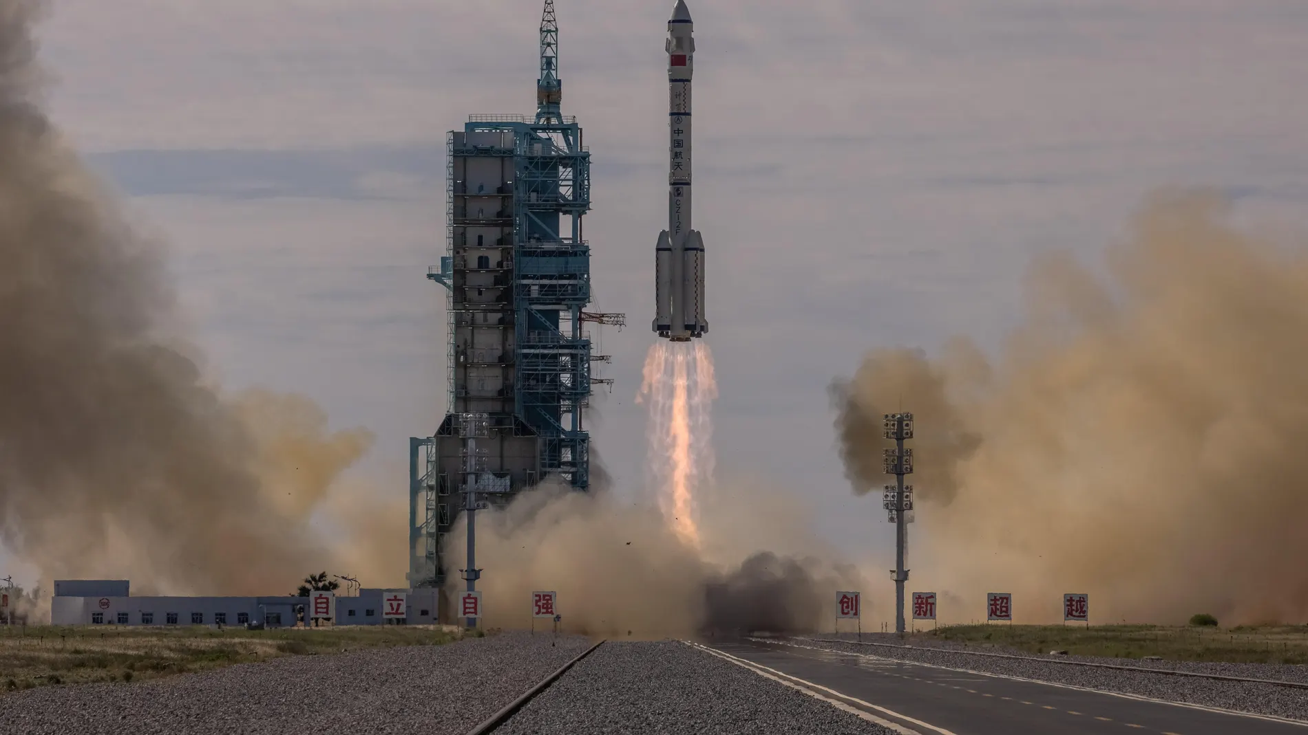El cohete Larga Marcha 2F despega para transportar la nave Shenzhou-12 al espacio, en el Centro de Lanzamiento de Satelites de Jiuquan, en el desierto de Gobi (China).