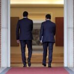 El presidente del Gobierno, Pedro Sánchez (i) y el presidente de la Junta de Andalucía, Juan Manuel Moreno Bonilla, entran en el Palacio de Moncloa. Eduardo Parra / Europa Press