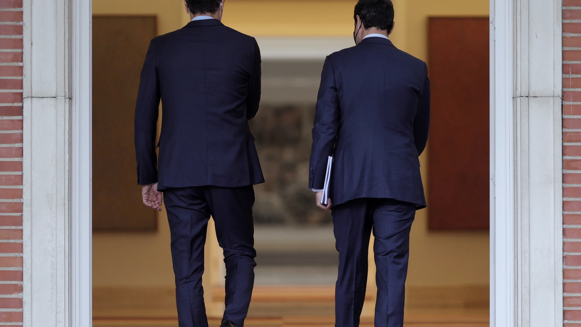El presidente del Gobierno, Pedro Sánchez (i) y el presidente de la Junta de Andalucía, Juan Manuel Moreno Bonilla, entran en el Palacio de Moncloa. Eduardo Parra / Europa Press