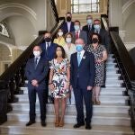 La presidenta de la Mesa del Parlamento de Andalucía Marta Bosquet (c), junto al presidente de la Autoridad Portuaria, Carlos Rubio (i), el alcalde de Málaga, Francisco de la Torre (d) y, el resto de miembros de la Mesa, momentos antes de reunirse en Málaga donde se ha aprobado una declaración institucional. EFE/Daniel Pérez