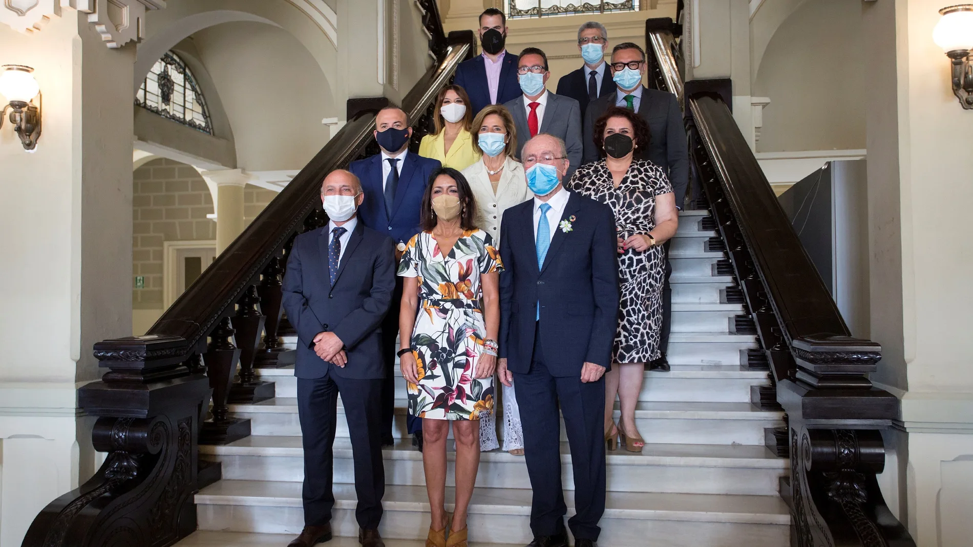 La presidenta de la Mesa del Parlamento de Andalucía Marta Bosquet (c), junto al presidente de la Autoridad Portuaria, Carlos Rubio (i), el alcalde de Málaga, Francisco de la Torre (d) y, el resto de miembros de la Mesa, momentos antes de reunirse en Málaga donde se ha aprobado una declaración institucional. EFE/Daniel Pérez