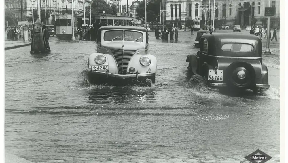 La Plaza de Cibeles, durante aquellas inundaciones, desde otra perspectiva