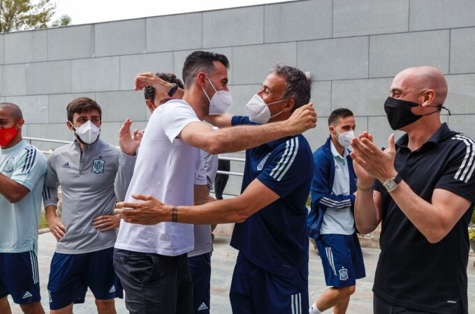 Busquets y Luis Enrique se abrazan en el regreso del capitán a la Ciudad del Fútbol