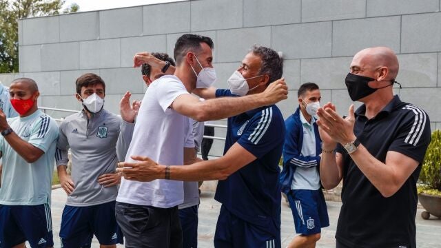 Busquets y Luis Enrique se abrazan en el regreso del capitán a la Ciudad del Fútbol