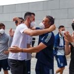 Busquets y Luis Enrique se abrazan en el regreso del capitán a la Ciudad del Fútbol