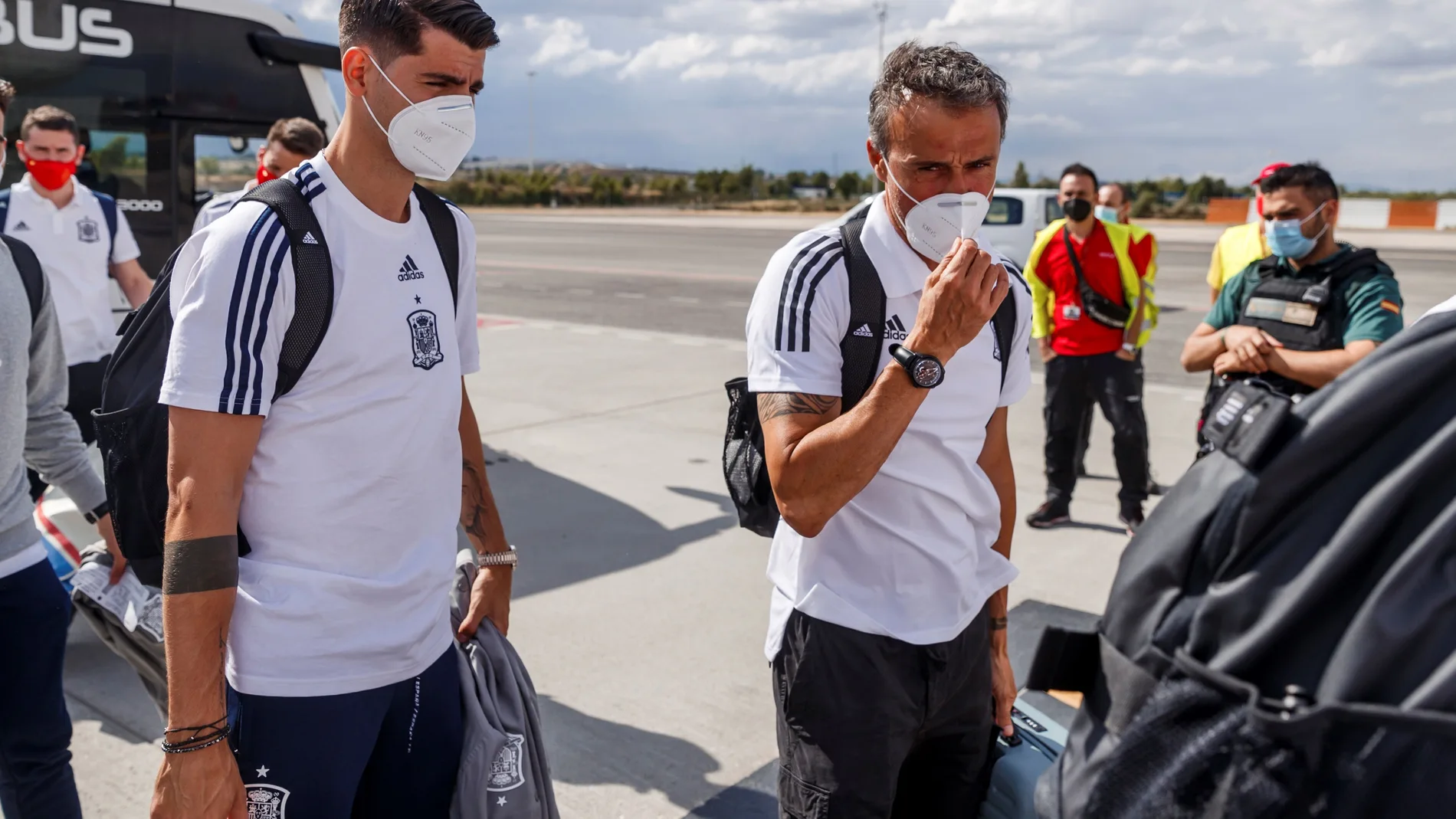 Álvaro Morata y Luis Enrique, en el viaje a Sevilla de la selección española antes del partido ante Polonia