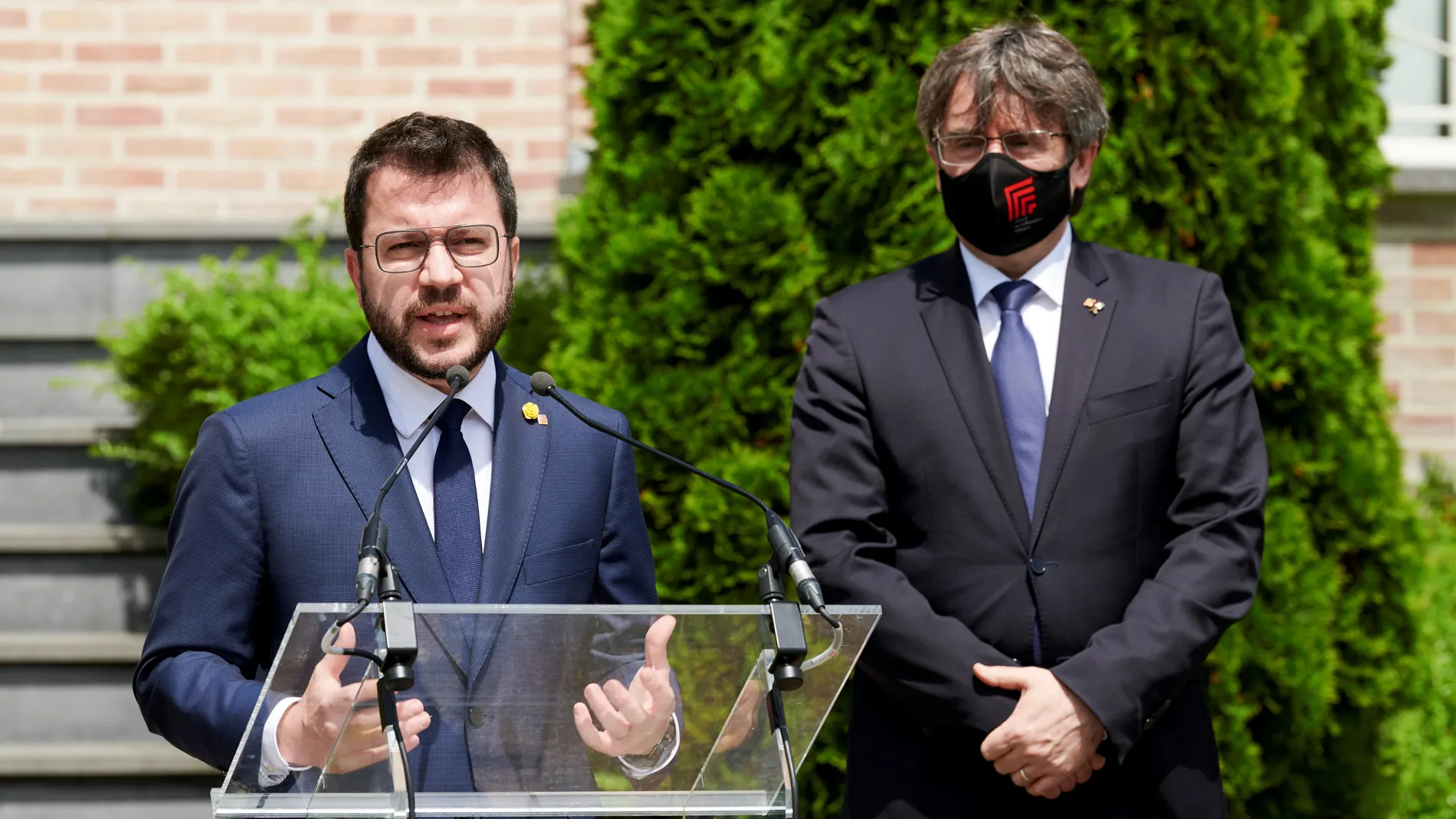 Pere Aragonès (izda.), junto al ex presidente de la Generalitat Carles Puigdemont en una comparecencia conjunta en Waterloo (Bélgica)