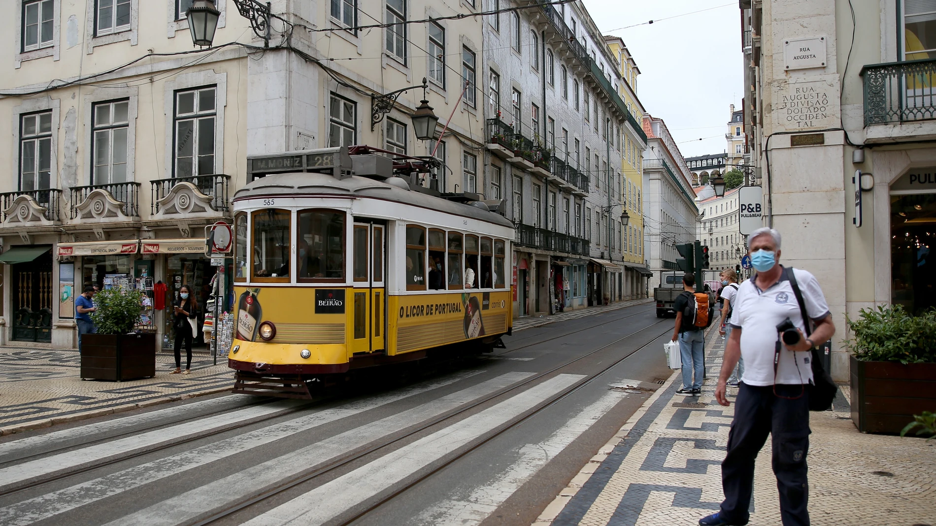Un tranvía en el centro de Lisboa