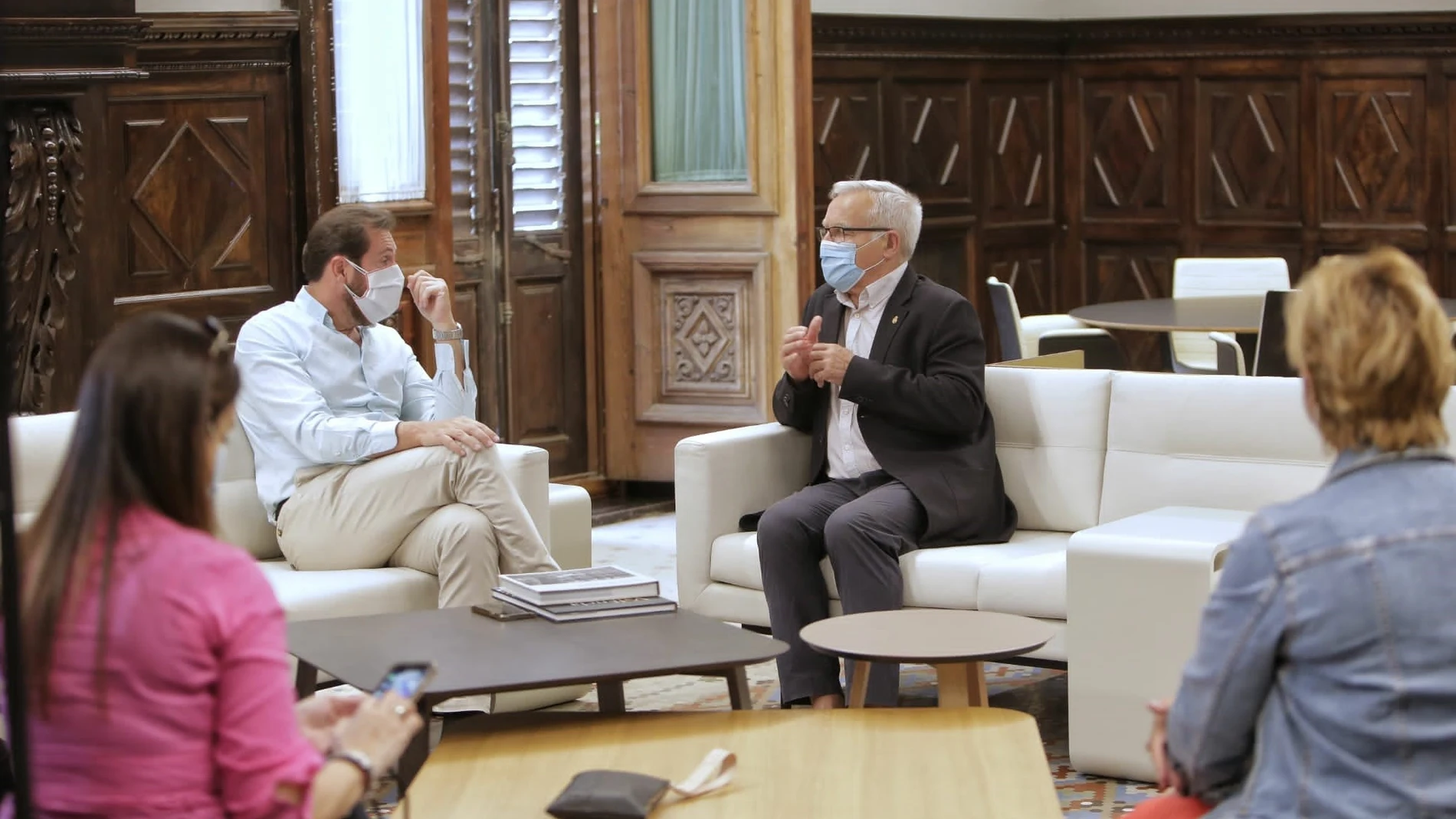 Reunión entre el alcalde de Valladolid, Óscar Puente (izda), y el de Valencia, Joan Ribó