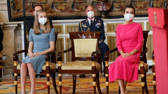 MADRID, 18/06/2021.- La reina Letizia y la Princesa de Asturias, durante el acto de imposición de condecoraciones de la Orden del Mérito Civil con motivo del VII aniversario de la proclamación de S.M. el Rey, este viernes en el Palacio Real de Madrid. EFE/Ballesteros POOL