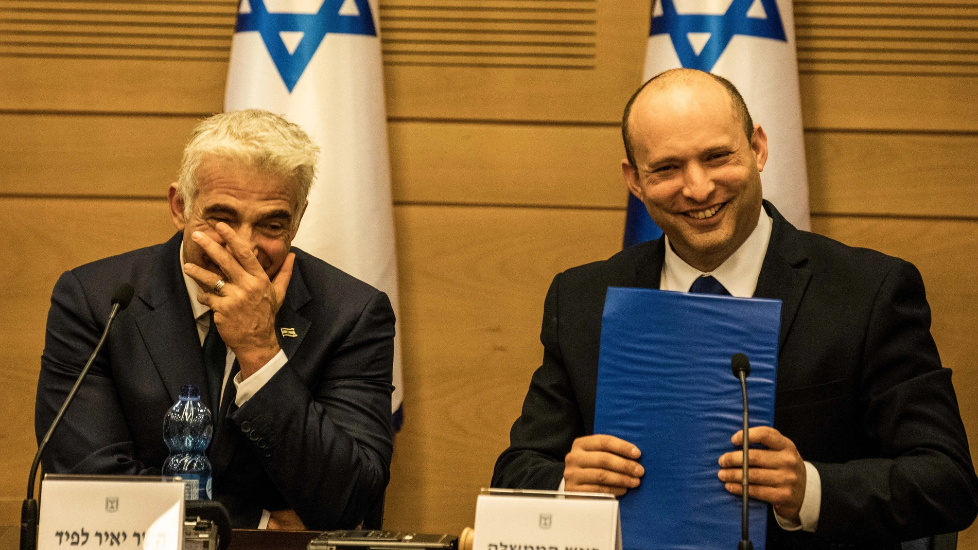 Nuevo primer ministro de Israel, Naftali Bennett (D) junto con Yair Lapid, líder de Yesh Atid. EP