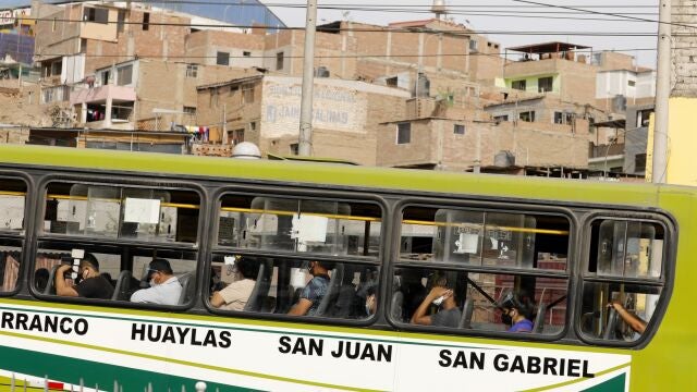 Imagen de archivo de un autobús en Lima, Perú.