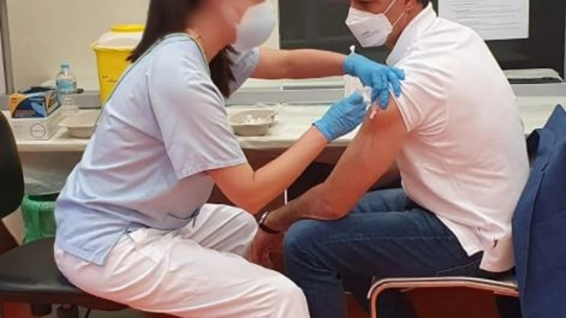 Sánchez recibe la primera dosis de la vacuna contra la Covid en el Hospital Puerta de Hierro (Madrid)