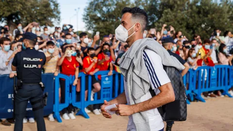 Busquets llega al hotel de Sevilla donde se concentra la selección