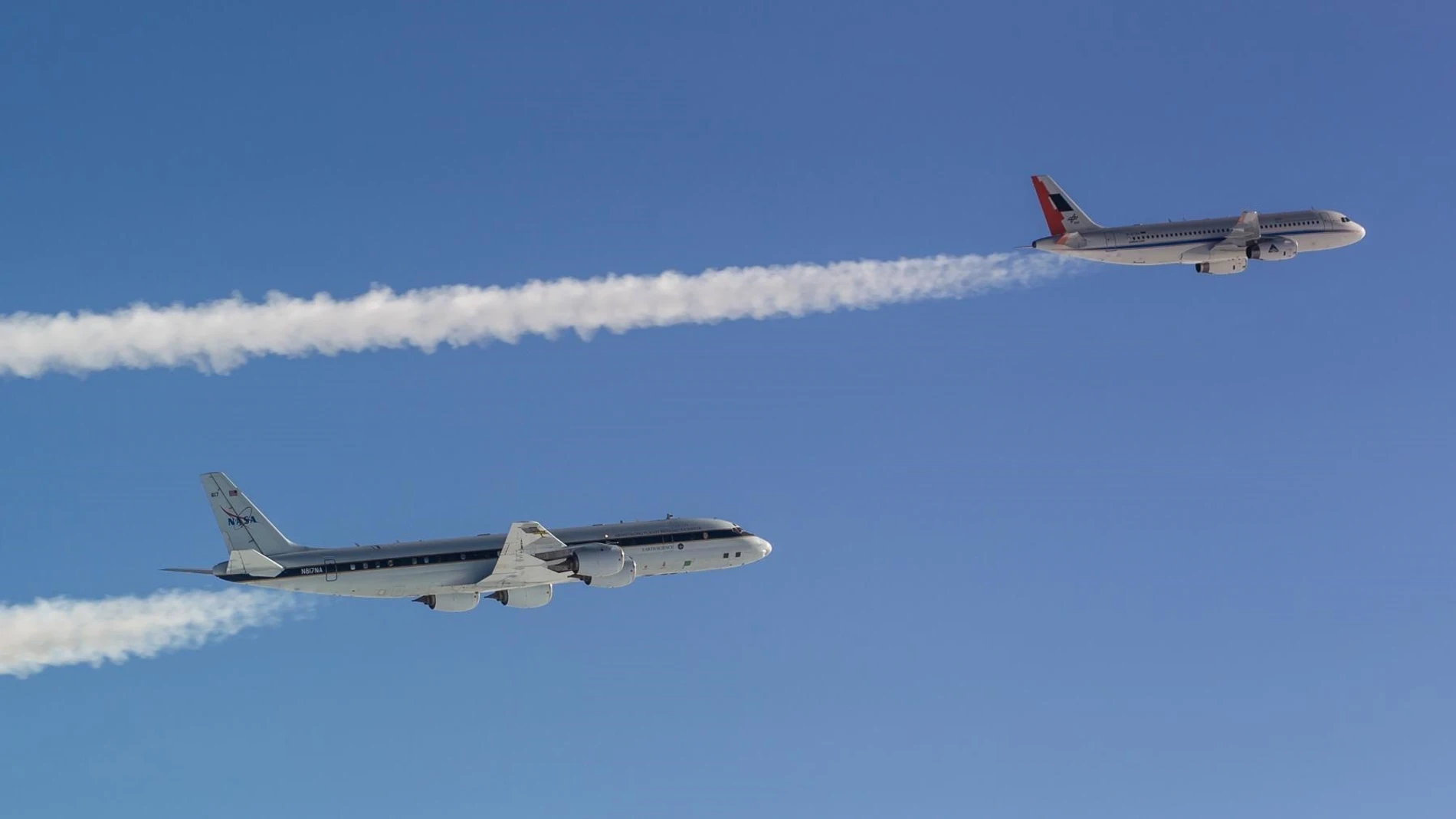 Dos aviones en el aire
