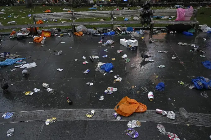 Lo que no se vio de la fiesta de la Eurocopa en Inglaterra: barrenderos trabajaron toda la noche para limpiar las calles