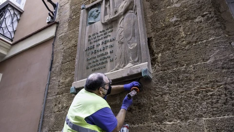 Retirada de la placa de la casa natal de Pemán. AYUNTAMIENTO DE CÁDIZ