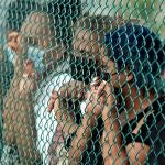 AME6347. MOROCELI (HONDURAS), 17/06/2021.- Familiares de presos esperan información en la entrada de la cárcel de máxima seguridad conocida como La Tolva donde sucedió una reyerta, hoy, en el municipio de Morocelí, departamento de El Paraíso (Honduras). Al menos cinco personas murieron y otras 39 resultaron lesionadas en una reyerta que se registró este jueves en una cárcel de "máxima seguridad" en el oriente de Honduras, informó la presidenta de la Asociación de Familiares de Privados de Libertad, Delma Ordóñez. EFE/ Gustavo Amador
