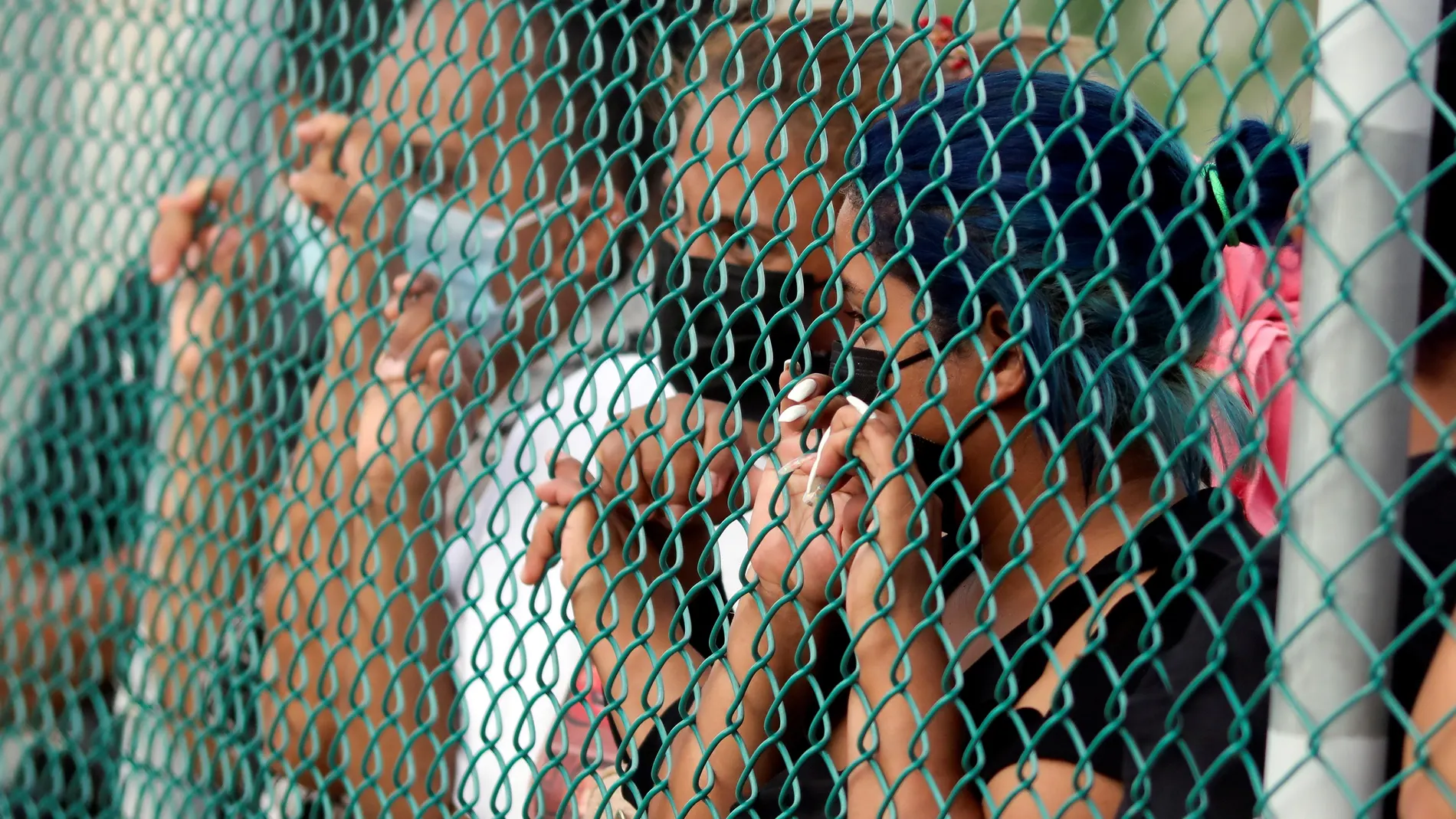 AME6347. MOROCELI (HONDURAS), 17/06/2021.- Familiares de presos esperan información en la entrada de la cárcel de máxima seguridad conocida como La Tolva donde sucedió una reyerta, hoy, en el municipio de Morocelí, departamento de El Paraíso (Honduras). Al menos cinco personas murieron y otras 39 resultaron lesionadas en una reyerta que se registró este jueves en una cárcel de "máxima seguridad" en el oriente de Honduras, informó la presidenta de la Asociación de Familiares de Privados de Libertad, Delma Ordóñez. EFE/ Gustavo Amador