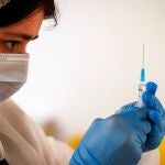 Un enfermera prepara una dosis de Sputnik V (Gam-COVID-Vac) en un centro de vacunación en Depo, Moscú