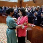 La portavoz de Vox en la Asamblea de Madrid, Rocío Monasterio, felicita a Isabel Díaz Ayuso tras ser investida presidenta de la Comunidad de Madrid