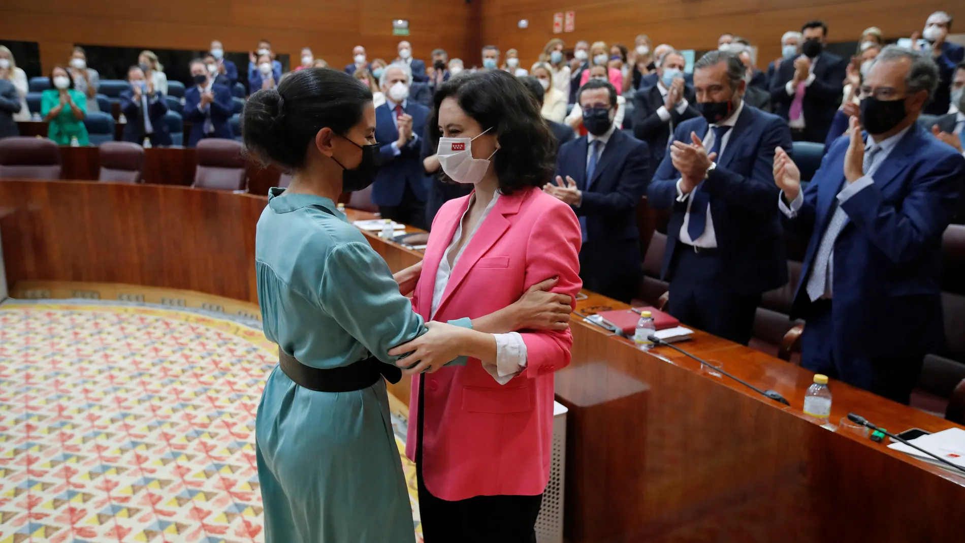 La portavoz de Vox en la Asamblea de Madrid, Rocío Monasterio, felicita a Isabel Díaz Ayuso tras ser investida presidenta de la Comunidad de Madrid