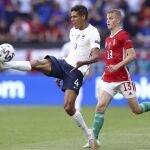 Raphael Varane, en un partido con Francia, muy cerca de dejar el Real Madrid