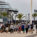Un grupo de turistas alemanes del "Mein Schiff 2", crucero atracado en el Puerto de Cartagena