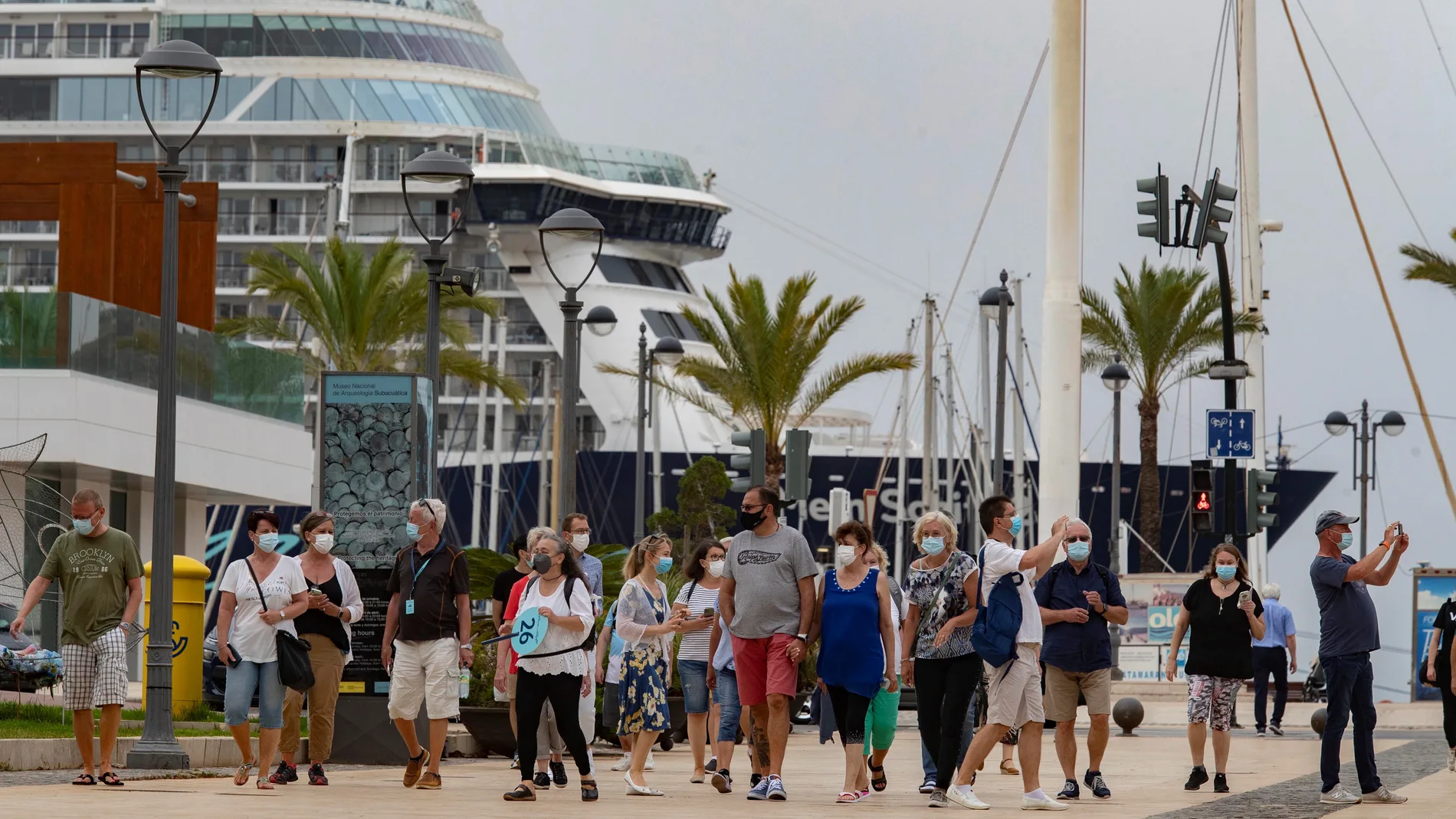 Un grupo de turistas alemanes del "Mein Schiff 2", crucero atracado en el Puerto de Cartagena