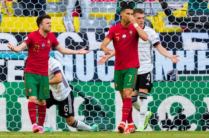 Cristiano Ronaldo se lamenta tras uno de los goles de Alemania