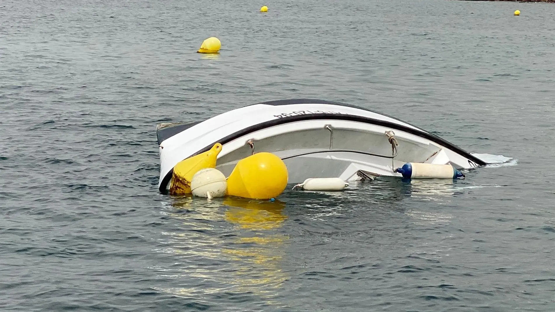 Embarcación semihundida en Calabardina (Murcia)