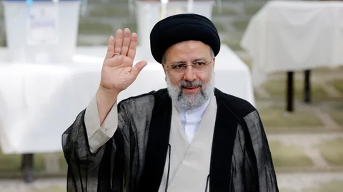 Ebrahim Raisi tras votar el viernes en una mezquita