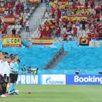 Jugadores de España escuchan los himnos nacionales antes de su encuentro.