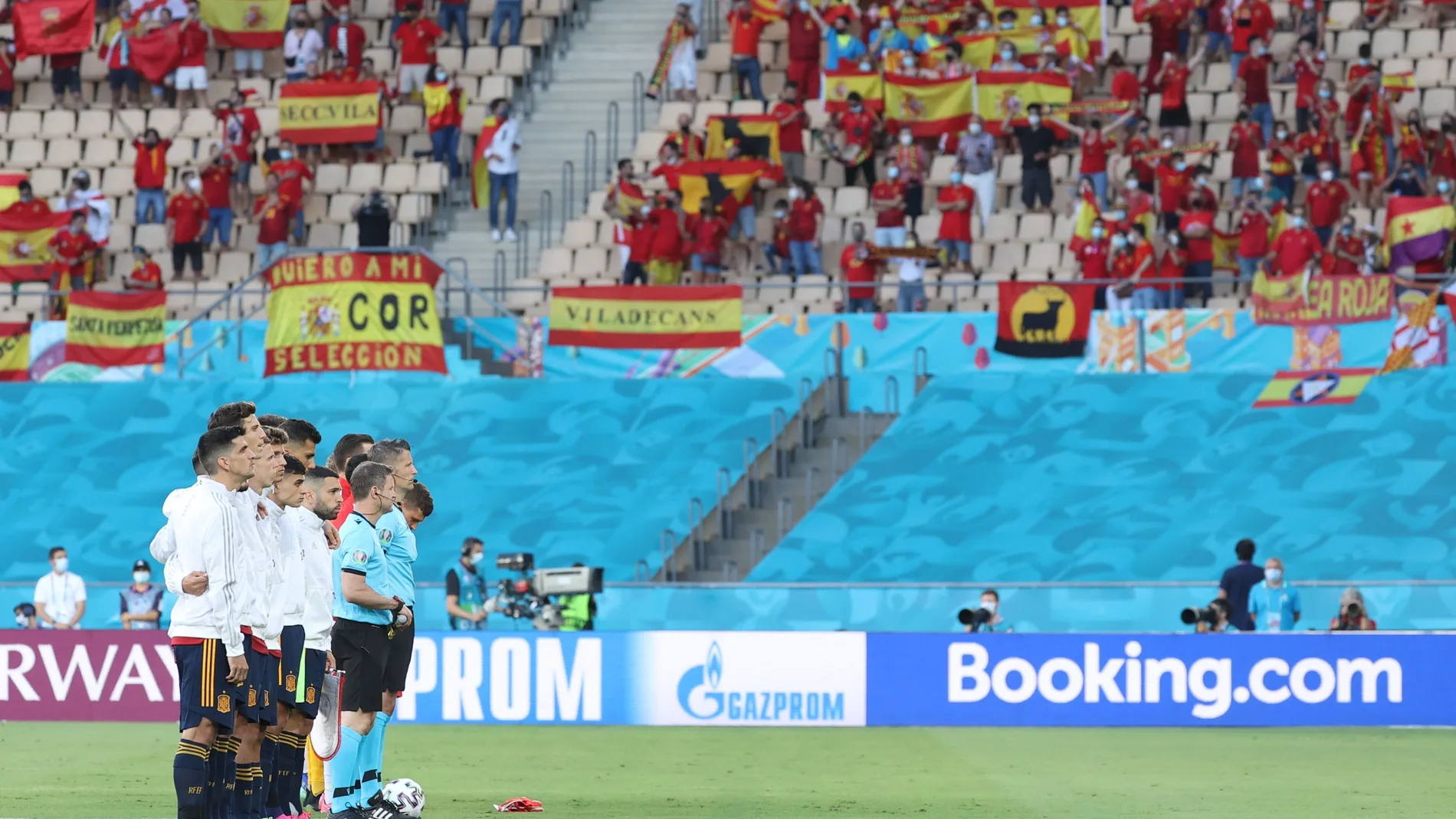 Jugadores de España escuchan los himnos nacionales antes de su encuentro.