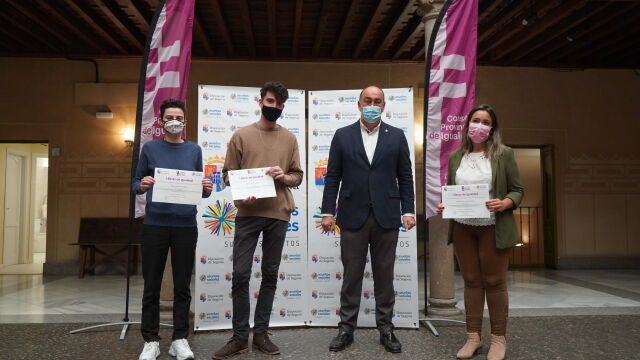 El presidente de la Diputación con los dos becados en la primera edición