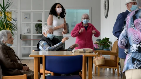 Varios ancianos en una de las salas de su residencia