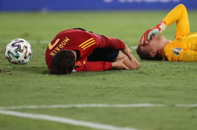 Álvaro Morata y Wojciech Szczesny después de una ocasión de España en el partido contra Polonia